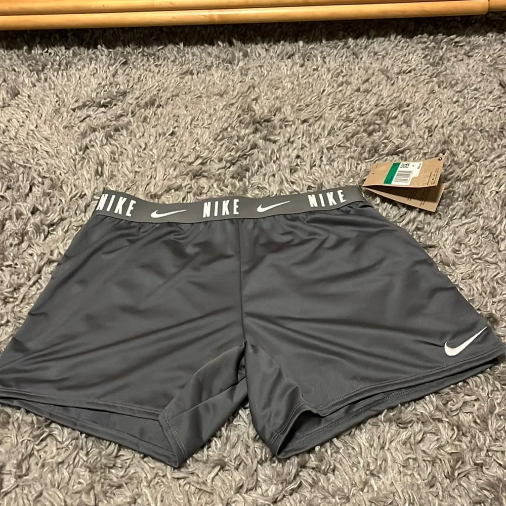 Nike Girls Training Shorts NWT - Picture 1 of 5